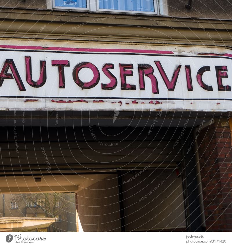 Autoreparatur Autowerkstatt Fassade Einfahrt Hofeinfahrt Schriftzeichen Wort Großbuchstabe Typographie authentisch dreckig Originalität retro Mobilität