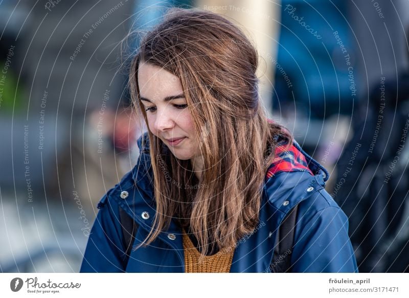 und es ist Juli(e) II | UT HH2019 feminin Junge Frau Jugendliche Erwachsene Mensch 18-30 Jahre Jacke brünett langhaarig Leben ruhig träumen Zufriedenheit