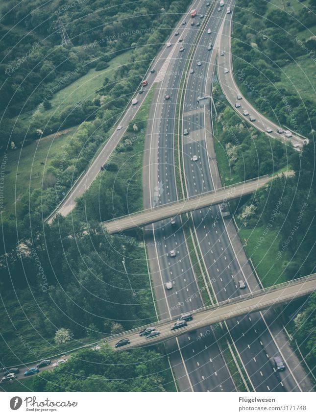 Verkehrsinfarkt Straße Autobahn Ausland Geschwindigkeitsbegrenzung Eile Teer Autobahnkreuz Schnellstraße PKW