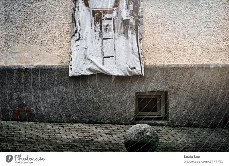 Bettdecke am Fenster harmonisch Häusliches Leben Wohnung Bettwäsche lüften Stadt Menschenleer Mauer Wand Fassade Stein grau Gedeckte Farben Außenaufnahme