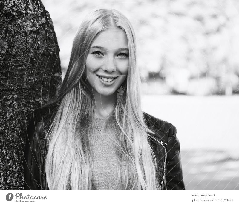 Outdoor Portrait einer jungen Frau Lifestyle schön Zufriedenheit Freizeit & Hobby Mensch feminin Junge Frau Jugendliche Erwachsene 13-18 Jahre 18-30 Jahre Natur