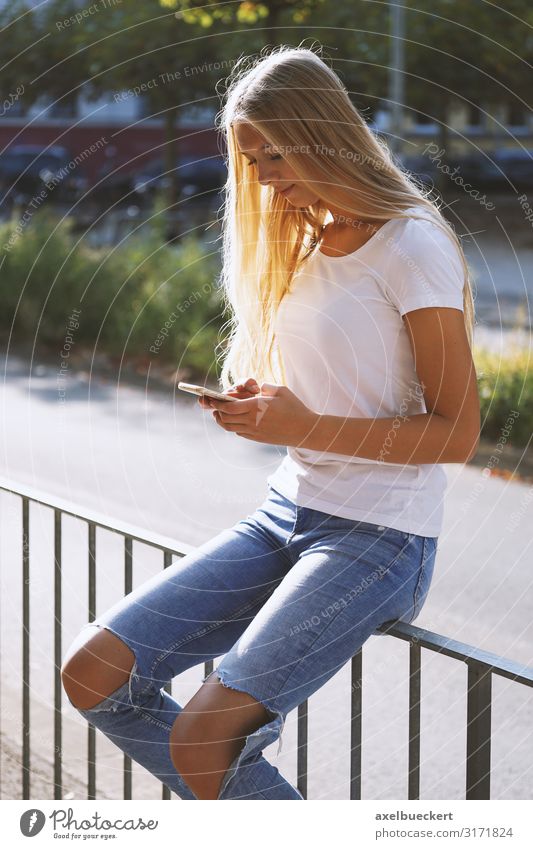 junge urbane Frau mit Smartphone-Handy auf der Straße Lifestyle Freizeit & Hobby Sommer Telefon PDA Technik & Technologie Internet Mensch feminin Junge Frau