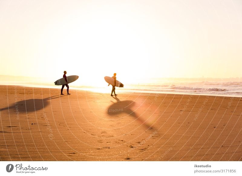 Surfer am Strand Lifestyle Stil Erholung Freizeit & Hobby Ferien & Urlaub & Reisen Sommer Meer Sport Mann Erwachsene Freundschaft Sand Himmel Küste Lächeln