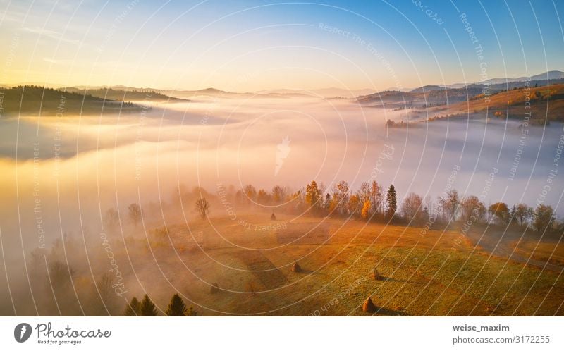 Panorama der schönen Herbstberge. Ferien & Urlaub & Reisen Tourismus Ausflug Abenteuer Ferne Freiheit Sommer Berge u. Gebirge Umwelt Natur Landschaft Luft