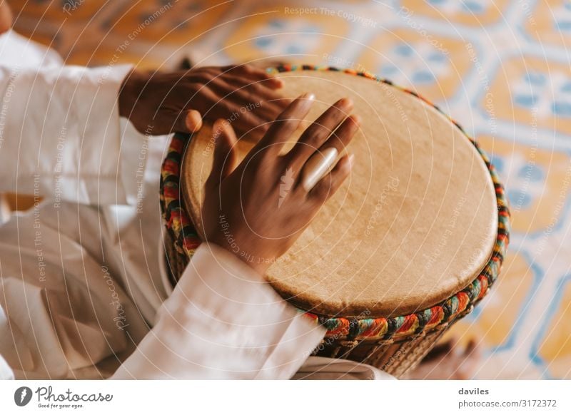 Djembe spielender Mann in Marokko, Afrika. exotisch Entertainment Musik Handwerk Seil Mensch 1 Kunst Kultur Musiker Schlagzeug Holz Tradition Knall Bongo