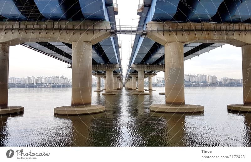 under the bridge Fluss Hangang Hauptstadt Skyline Brücke Verkehr Verkehrswege Autobahn außergewöhnlich groß lang Stadt blau Verbindung Brückenpfeiler mehrspurig