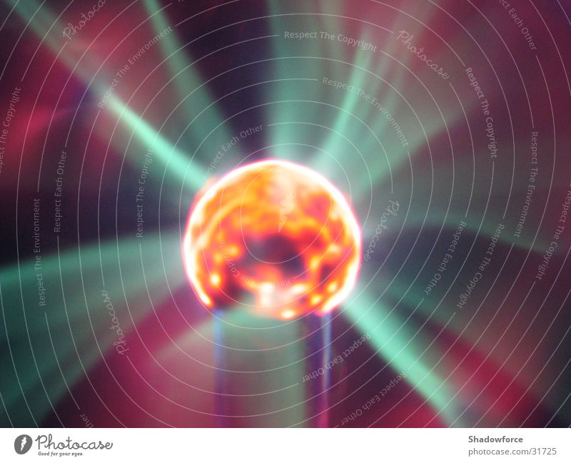 Plasmafire4 Blitze Licht Beleuchtung dunkel Blitzkugel Wissenschaften Kugel Glas Lichtblitze Plasmakugel Nahaufnahme