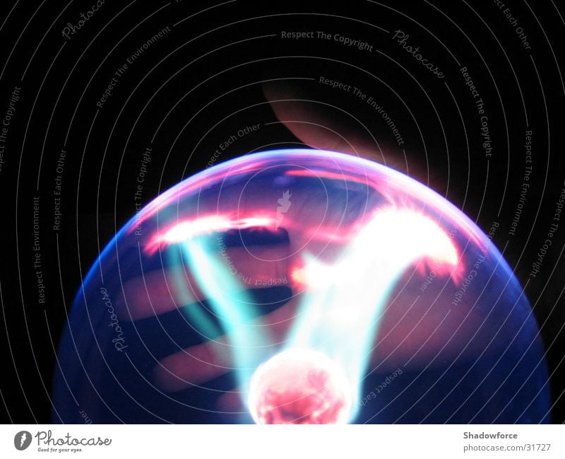 Plasmafire2 Blitze Licht Hand Beleuchtung dunkel Blitzkugel Wissenschaften Kugel Glas Lichtblitze Plasmakugel