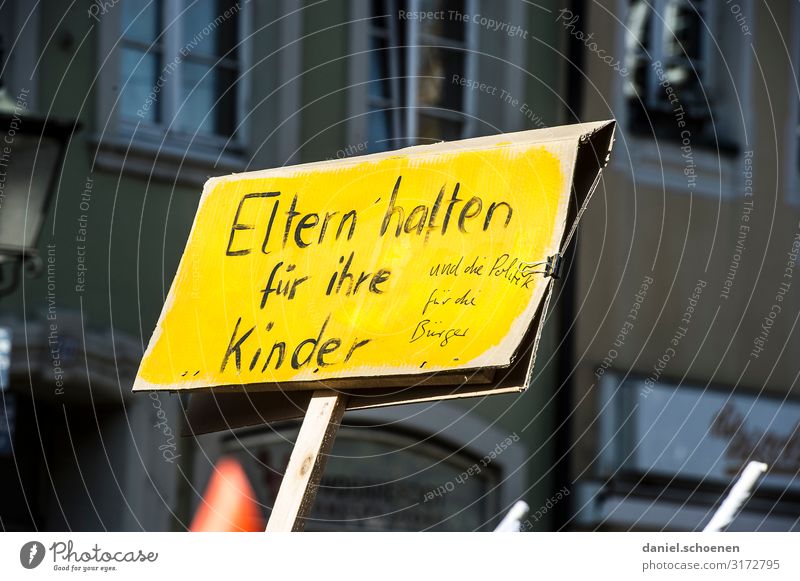 Eltern haften Umwelt Klimawandel Schriftzeichen Schilder & Markierungen Hinweisschild Warnschild kämpfen Gefühle Stimmung Mut Solidarität Wut Ärger