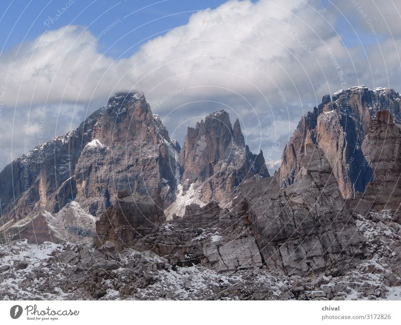 Dolomiten Umwelt Natur Landschaft Luft Himmel Wolken schlechtes Wetter Eis Frost Schnee Felsen Alpen Berge u. Gebirge Gipfel gigantisch wild blau grau weiß