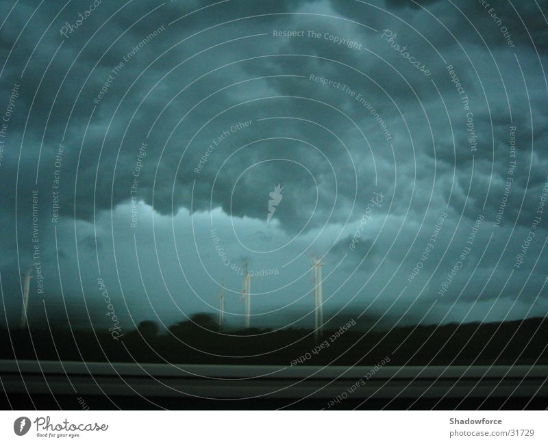 Sturmfront I Wolken dunkel Autobahn grau Unwetter bedrohlich Gewitter Regen Windkraftanlage Himmel