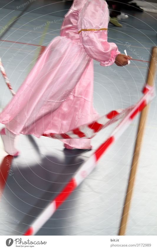 verfahrende Prinzessin Mensch feminin Kind Mädchen laufen Karneval Barriere Ganzkörperaufnahme Halbprofil geschlossene Augen Absperrband Kindheit drinnen