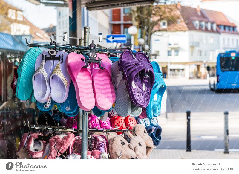 Bunte Badeschuhe an einem Ständer vor einem Billigkaufhaus Wellness Schwimmen & Baden Ferien & Urlaub & Reisen Sommer Sommerurlaub Strand Meer Schwimmbad