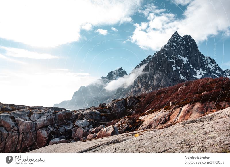 Lofoten Ferien & Urlaub & Reisen Tourismus Abenteuer Ferne Berge u. Gebirge wandern Natur Landschaft Urelemente Himmel Wolken Klima Schönes Wetter Schnee Felsen