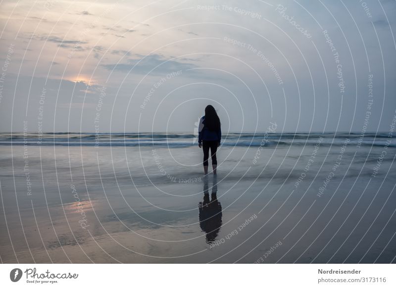 Warten Ferien & Urlaub & Reisen Sommer Strand Meer Mensch feminin Frau Erwachsene Landschaft Wasser Himmel Wolken Nordsee Ostsee alt stehen Traurigkeit warten