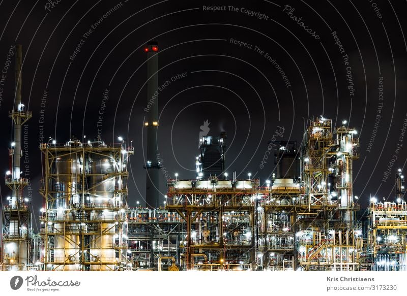 Petrochemieanlage bei Nacht Arbeit & Erwerbstätigkeit Fabrik Wirtschaft Güterverkehr & Logistik Energiewirtschaft Business Maschine Energiekrise Industrie