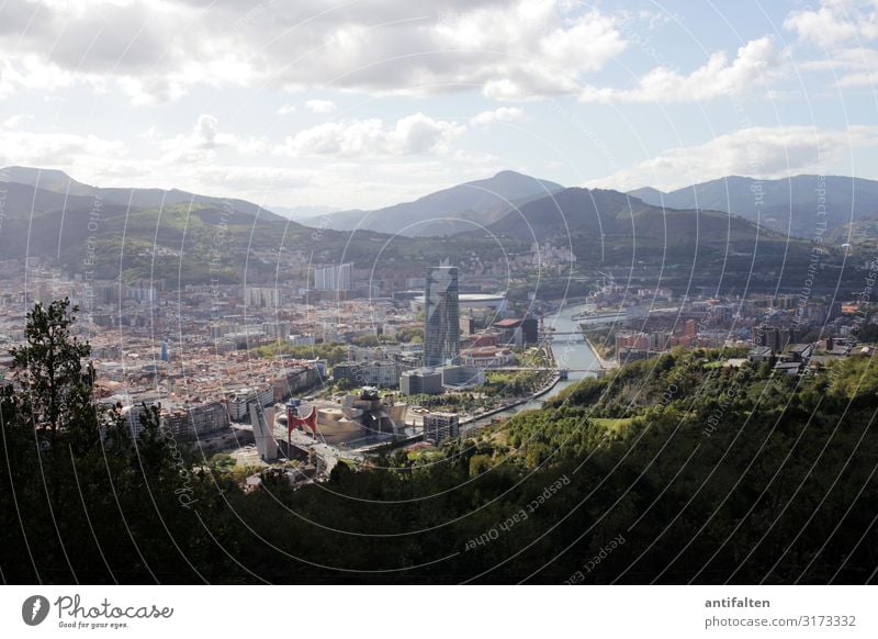 In weiter Ferne Bilbao Stadt Guggenheim Museum Außenaufnahme Architektur Himmel Menschenleer Tag Stadtzentrum Tourismus Berge u. Gebirge