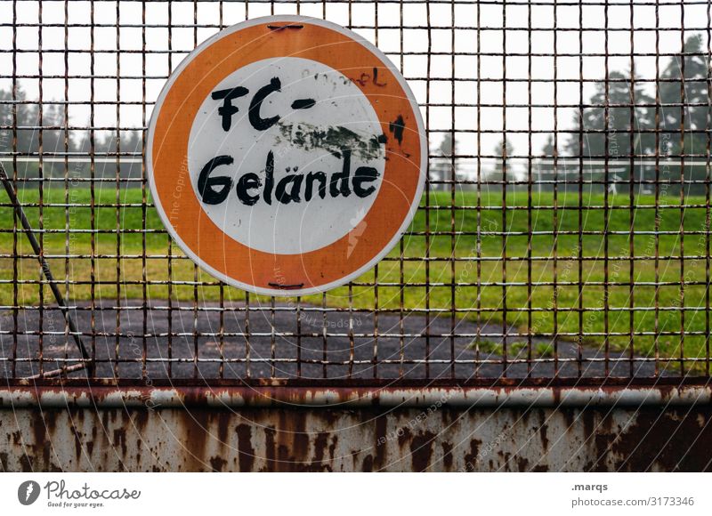 Talentschmiede Freizeit & Hobby Sport Ballsport Sportstätten Fußballplatz Wiese Zaun Fußballvereine Metall Hinweisschild Warnschild Verkehrszeichen Graffiti