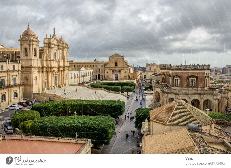 Noto Himmel Wolken Gewitterwolken Hecke Sizilien Stadt Altstadt Haus Kirche Dom Palast Platz Dach authentisch historisch schön Farbfoto mehrfarbig Außenaufnahme