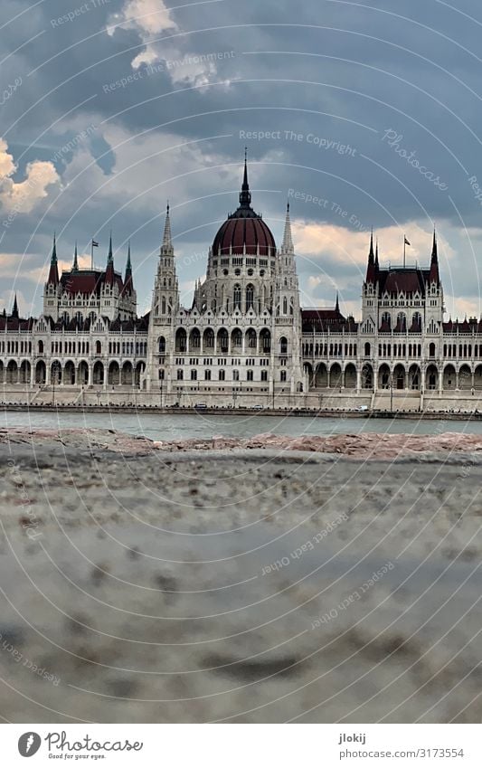 Parliament Wasser Flussufer Budapest Ungarn Hauptstadt Stadtzentrum Altstadt Menschenleer Haus Palast Bauwerk Architektur Fassade Turm Dachgiebel