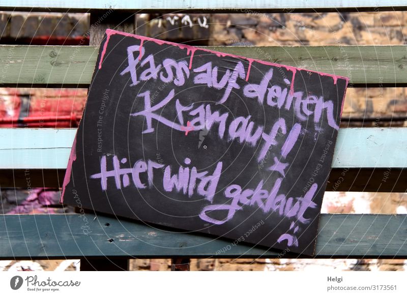 Holzschild mit Aufschrift "Pass auf deinen Kram auf! Hier wird geklaut!" Schriftzeichen Schilder & Markierungen festhalten hängen authentisch außergewöhnlich