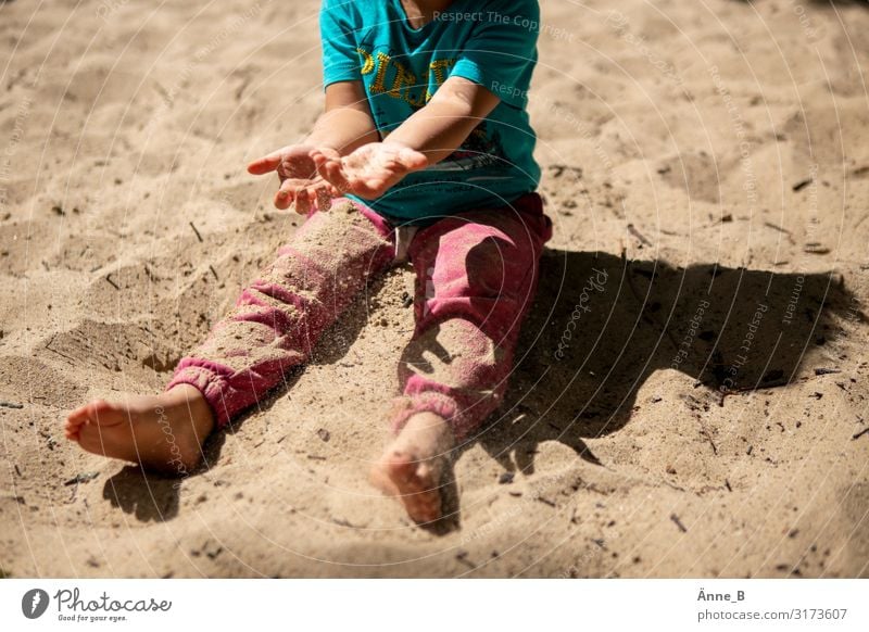 Sand in der Hand Spielen Ferien & Urlaub & Reisen Ausflug Strand Strandbar Sanduhr Sommer Park gelb Freude Beine Arme Fuß Außenaufnahme Licht Schatten Kontrast