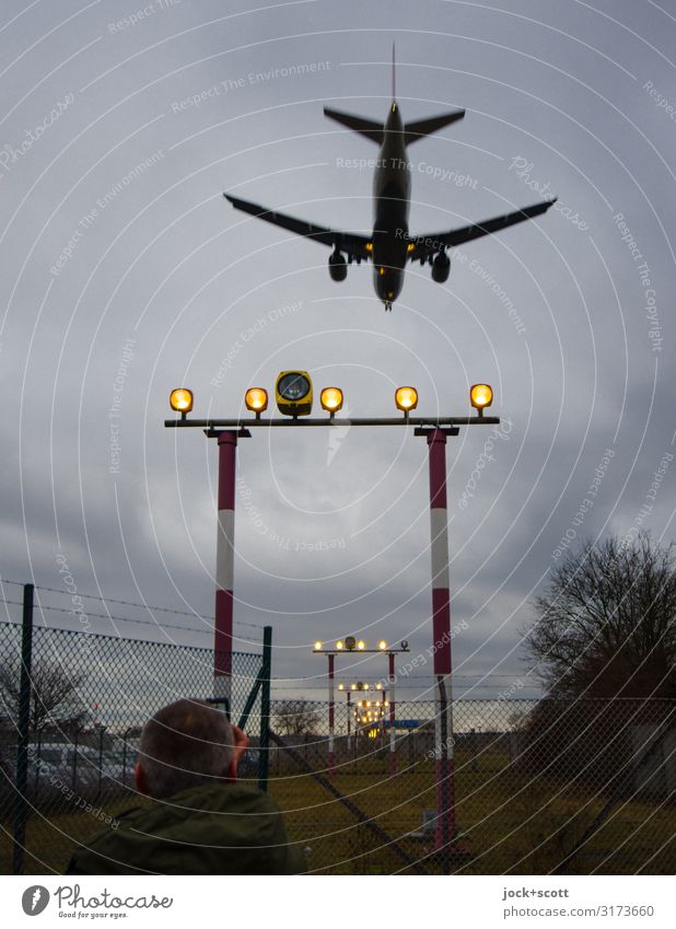 Spotten Ferien & Urlaub & Reisen Mann Erwachsene Gewitterwolken schlechtes Wetter Tegel Passagierflugzeug Landebahn Flugzeuglandung Flugzeugstart