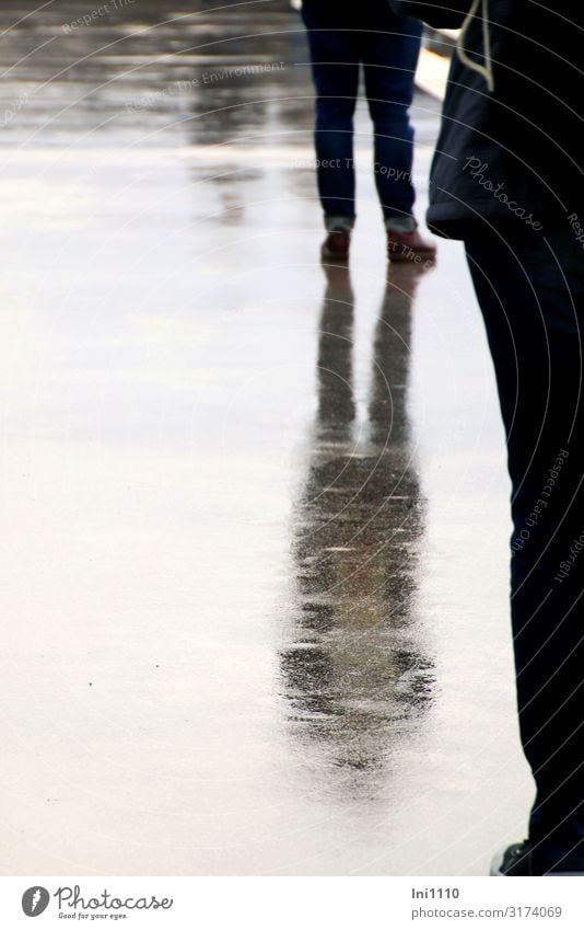 Schatten auf dem Asphalt | UT Hamburg Tourismus Ausflug Hafenstadt Personenverkehr Bahnfahren Brücke blau grau schwarz weiß Regen Silhouette nass Bahnsteig