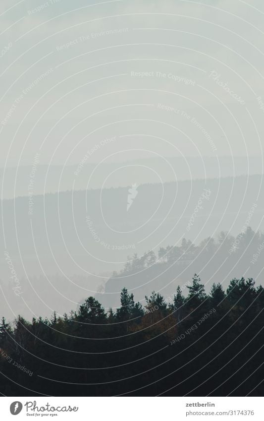 Landschaft im Nebel Berge u. Gebirge Dunst Elbsandsteingebirge Erholung Felsen Ferien & Urlaub & Reisen Ferne Herbst Horizont Hügel Laubwald Sächsische Schweiz