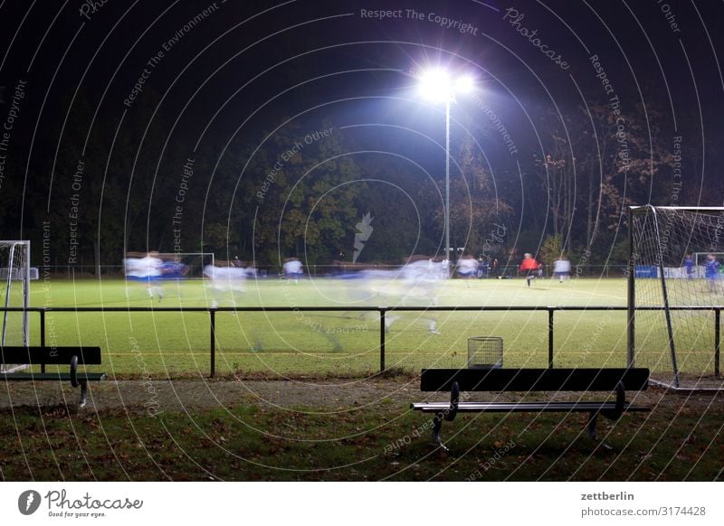 Fußball am Abend dunkel Flutlicht Liga Region Spielen Sport unterklasse regionalliga Ballsport massensport breitensport Bewegungsunschärfe Bank Publikum