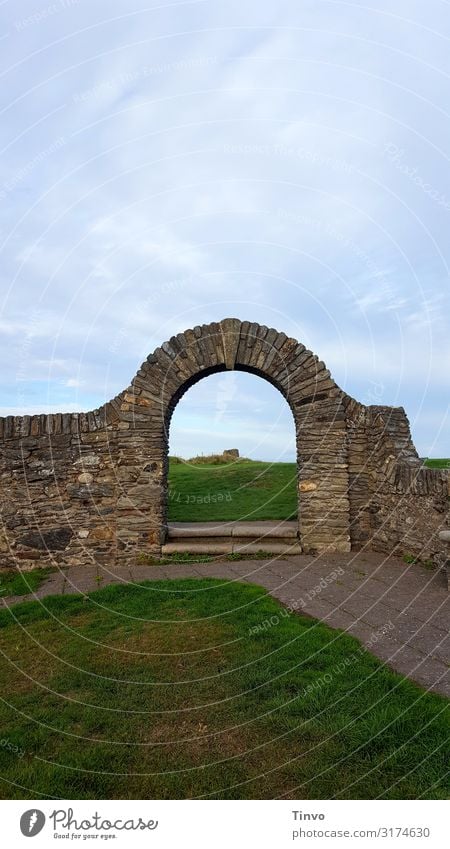 Mauerbogen Gras Ruine Tor Architektur Wand alt historisch blau braun grün Neugier Ferien & Urlaub & Reisen Vergangenheit Mauerdurchgang Durchgang Torbogen