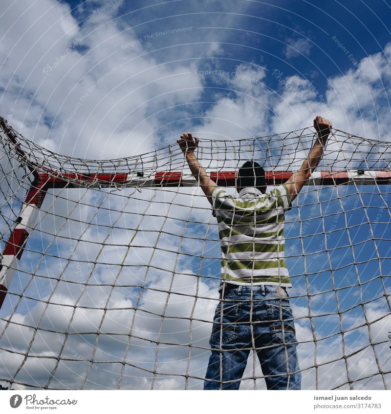 Mann und de soccer Torsportgeräte Mensch Fußballtor Sportgerät Seil Netz Tennisnetz Spielfeld Straße Einsamkeit Freiheit Wolken Himmel Außenaufnahme