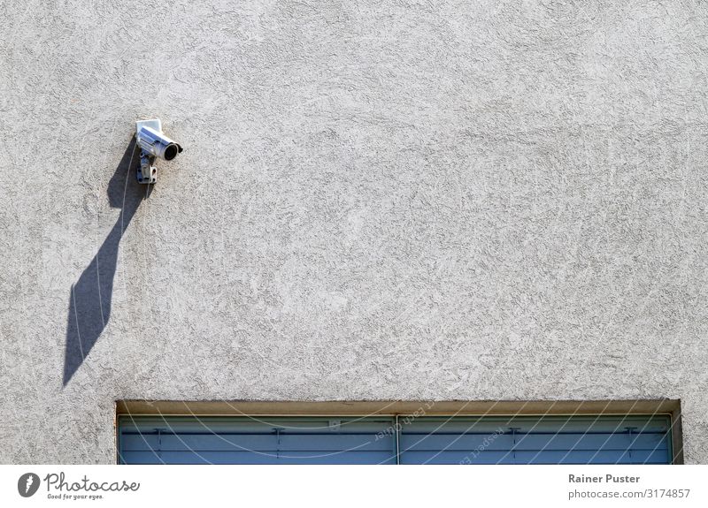 Security Kamera wirft langen Schatten Sicherheit Sicherheitsdienst Videokamera Fotokamera beobachten grau Angst Politik & Staat Überwachung überwachen Farbfoto