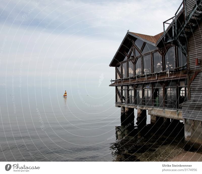 Altes Holzhaus auf Stelzen in Cedar Key, Florida Restaurant Stelzenhaus Glasfront Fenster Aussicht Ausblick Meerblick Hafen Altstadt historisch alt Kulisse