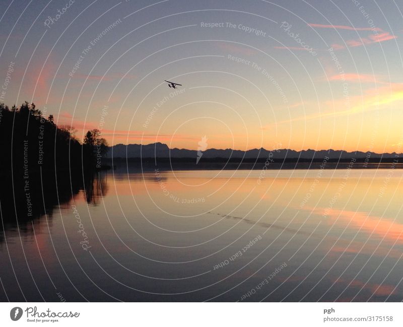 Flieger über dem Starnberger See Freude Sommer Schwimmen & Baden Landschaft Himmel Horizont Sonnenaufgang Sonnenuntergang Berge u. Gebirge Flugzeug