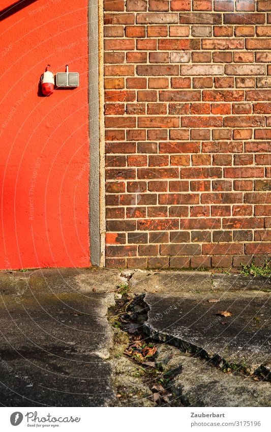 Drittelmix Orange-Ziegel-Beton Mauer Wand Steckdose Lichtschalter Stein Backstein warten grau orange rot planen Vergänglichkeit abstrakt Farbfoto Außenaufnahme