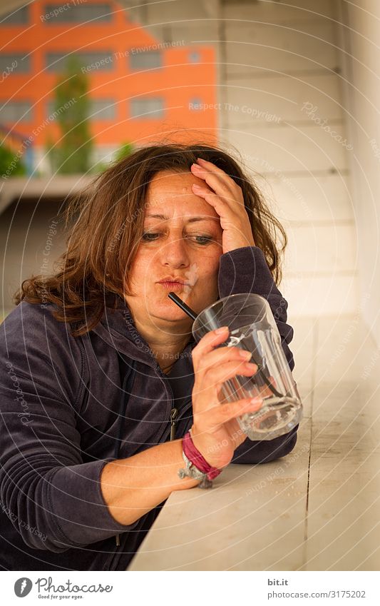 Schon wieder leer. Gesundheit Alkohol Party ausgehen Feste & Feiern trinken Mensch feminin Frau Erwachsene Hemmungslosigkeit Genusssucht Alkoholsucht Glas