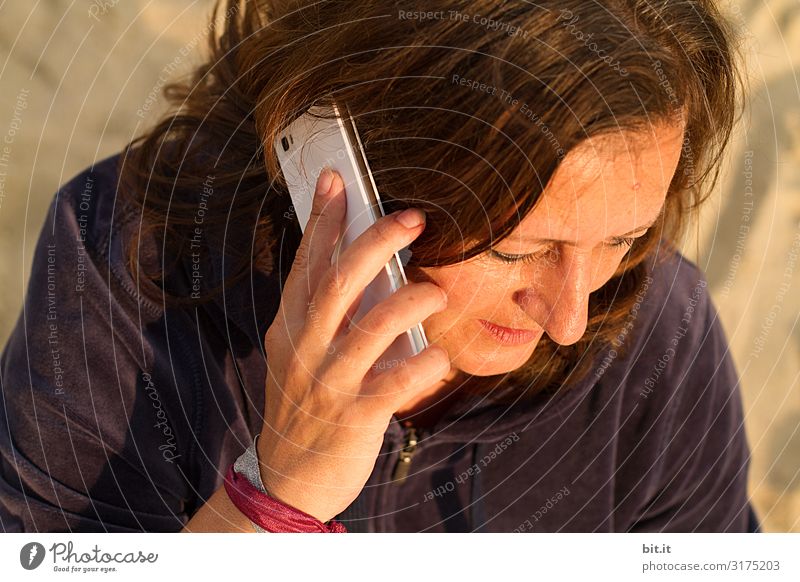 Handy Mensch feminin Frau Erwachsene sprechen Telefongespräch Farbfoto Außenaufnahme Tag Porträt Oberkörper Halbprofil Blick nach unten Wegsehen