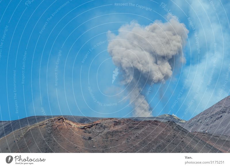 Breathing in fumes Natur Urelemente Himmel Schönes Wetter Hügel Berge u. Gebirge Vulkan Ätna Aschewolke Rauch Eruption Sizilien außergewöhnlich bedrohlich blau