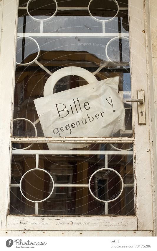 Schild an einer Tür. Fenster Schriftzeichen Schilder & Markierungen Hinweisschild Warnschild Kommunizieren Kontakt gegenüber Farbfoto Außenaufnahme Menschenleer