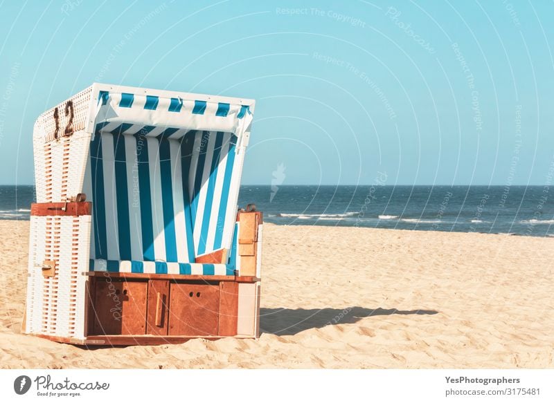 Korbstuhl am Strand der Insel Sylt. Sonniger Strandtag Freude Erholung Ferien & Urlaub & Reisen Sommer Sommerurlaub Sonne Natur Landschaft Sand Wasser