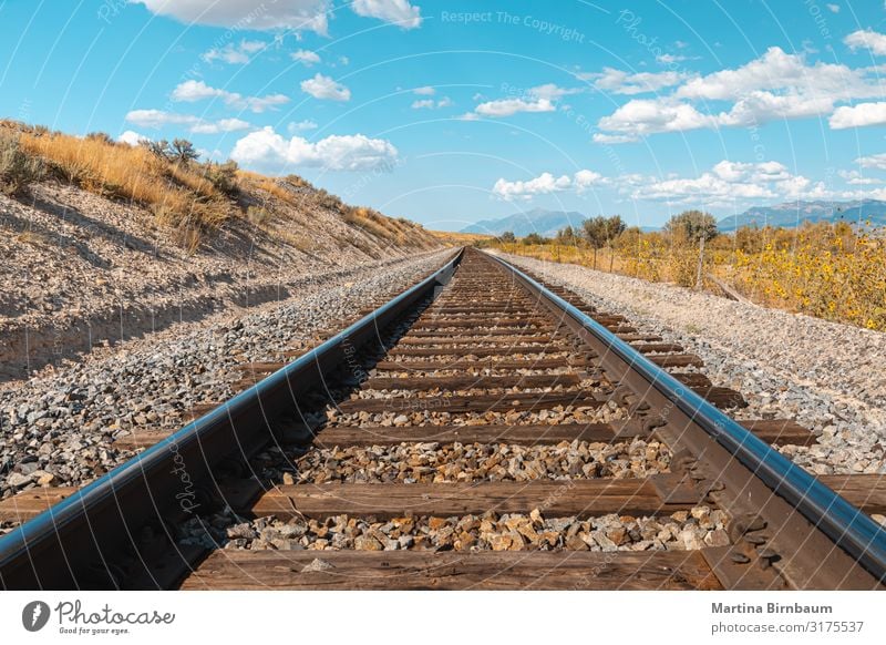 Gerade Eisenbahnstrecke in Utah, USA - der Weg in die Zukunft Ferien & Urlaub & Reisen Tourismus Ausflug Sommer Industrie Natur Landschaft Himmel Wolken Verkehr