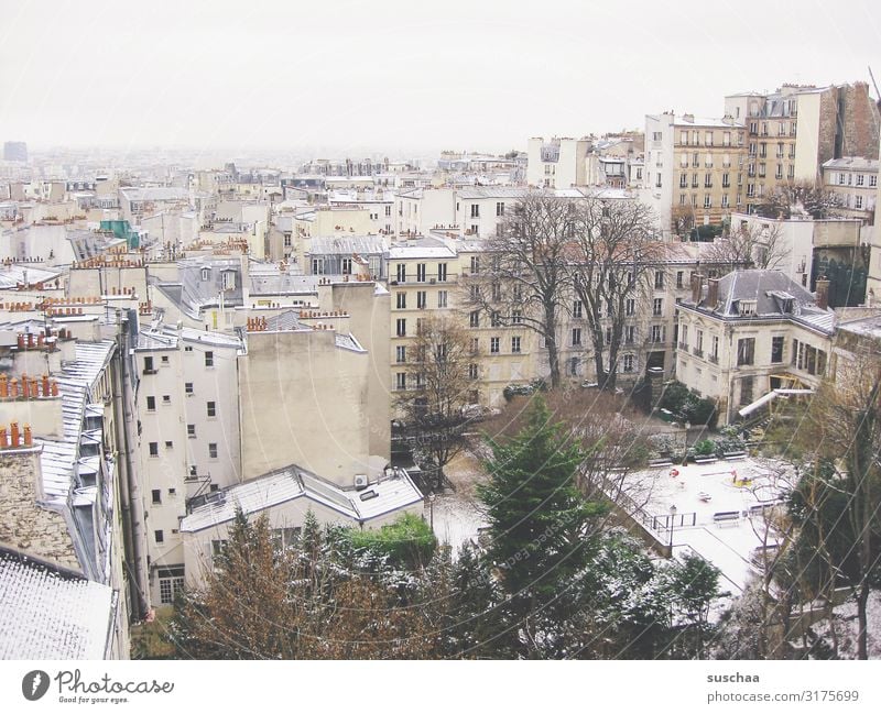 paris im winter Paris Stadt Großstadt Europa Hauptstadt Frankreich Haus Gebäude Dach Schnee Winter kalt Frost Klima Schornstein Baum kahl Spielplatz Skyline