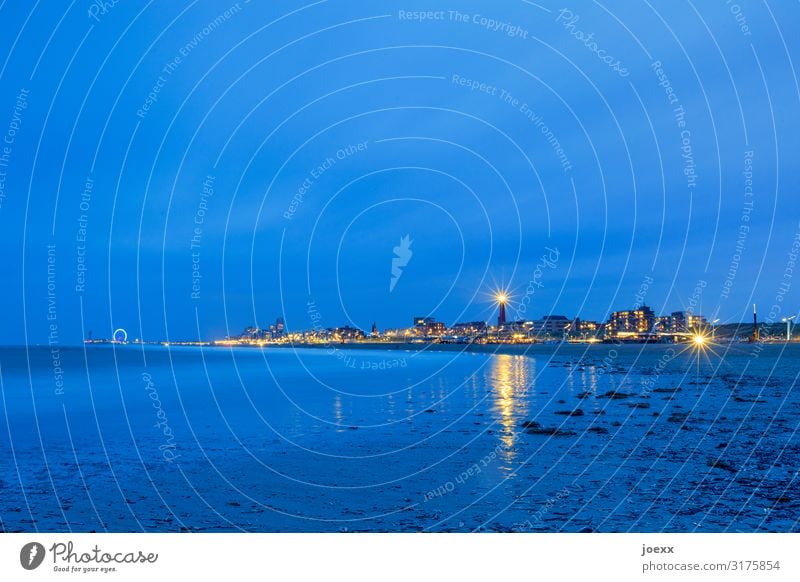 Scheveninger Strand am Abend mit Blick auf den Leuchtturm und das Riesenrad Weitwinkel Starke Tiefenschärfe Kunstlicht Dämmerung Außenaufnahme Farbfoto