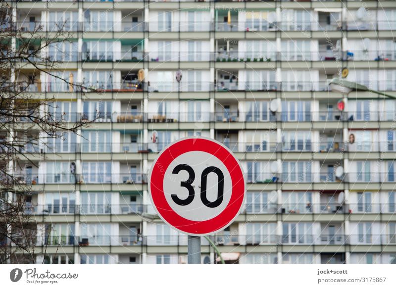 Fassade unscharf mit 30 km/h Winter Ast Schöneberg Plattenbau Wohnhochhaus Verkehrsschild Geschwindigkeitsbegrenzung authentisch trist Ordnungsliebe modern