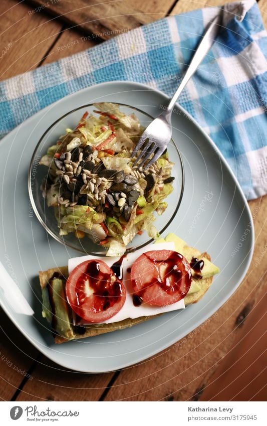 vegan essen Lebensmittel Gemüse Salat Salatbeilage Brot Ernährung Abendessen Vegetarische Ernährung Diät Slowfood Geschirr Teller Gabel Gesundheit Übergewicht