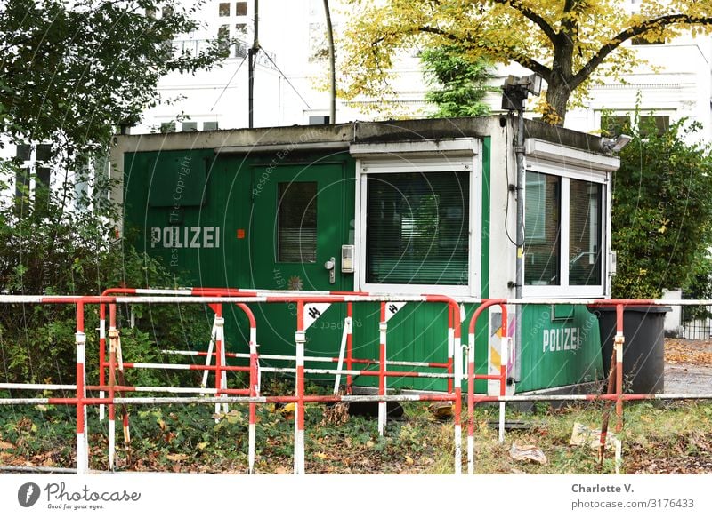 Vergessen | UT HH19 Hütte Gebäude Polizeiwache Wohncontainer Metall Schriftzeichen Logo Polizeiliche Beratungsstelle alt stehen warten außergewöhnlich dreckig