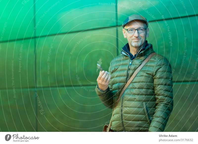 Ganz in Grün Handy Mensch maskulin Mann Erwachsene 1 45-60 Jahre Jacke Brille Hut Blick stehen trendy grün Freude Coolness Erfolg Leben Business Farbe kompetent