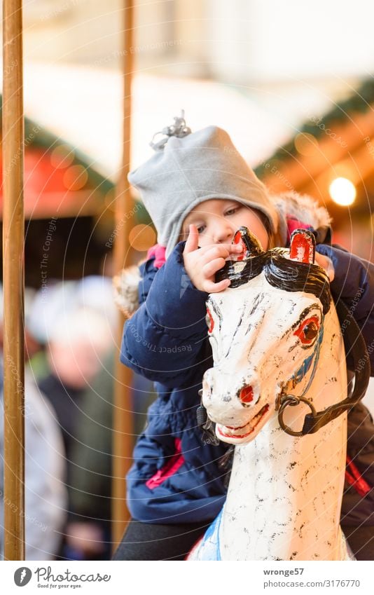 Freuden auf dem Weihnachtsmarkt Weihnachten & Advent Jahrmarkt Kind Mädchen 1 Mensch 3-8 Jahre Kindheit mehrfarbig Karussell Karussellpferd Kinderkarussell