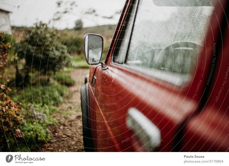 Auto-Außenspiegel Lada Niva Verkehr Verkehrsmittel Fahrzeug PKW Oldtimer alt einfach trendy nass Originalität retro wild rot authentisch Abenteuer Bewegung